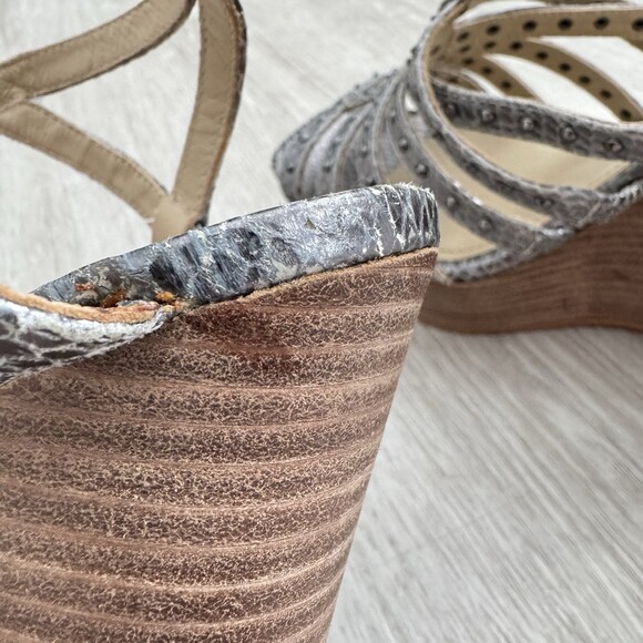 Kenneth Cole NY Snakeskin Creme Brulee Studded Embossed Wedge Sandals Women's 10 - Picture 8 of 16